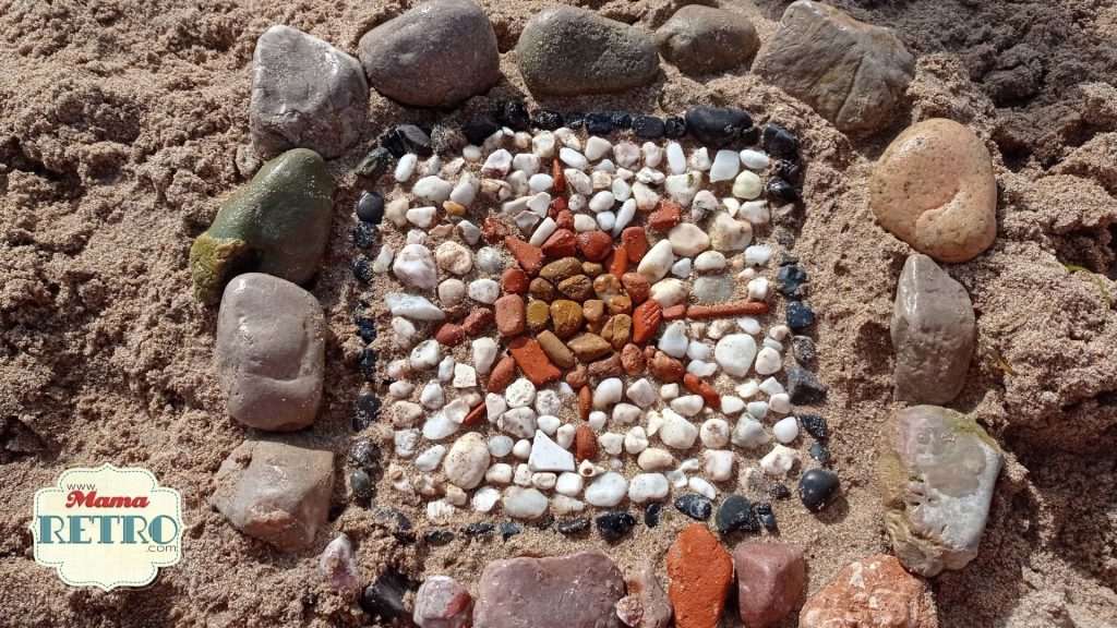 Este mosaico lo hicimos con las niñas un día en la playa